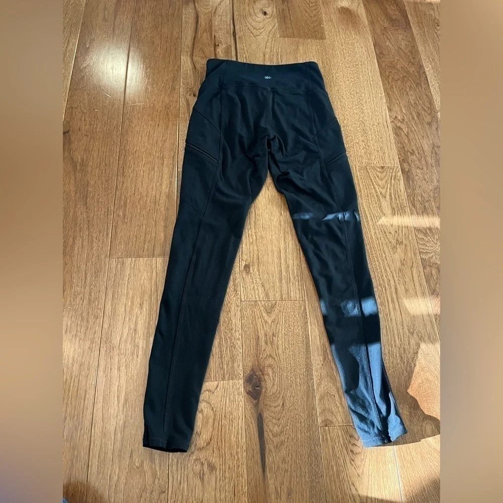 Athleta Metro Drifter tight black leggings with zipper detail size XS